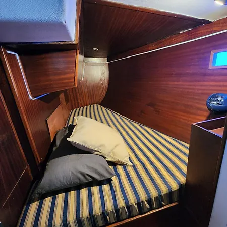 Sailboat بوتيل *